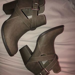 Used once grey ankle boots W/ heel!